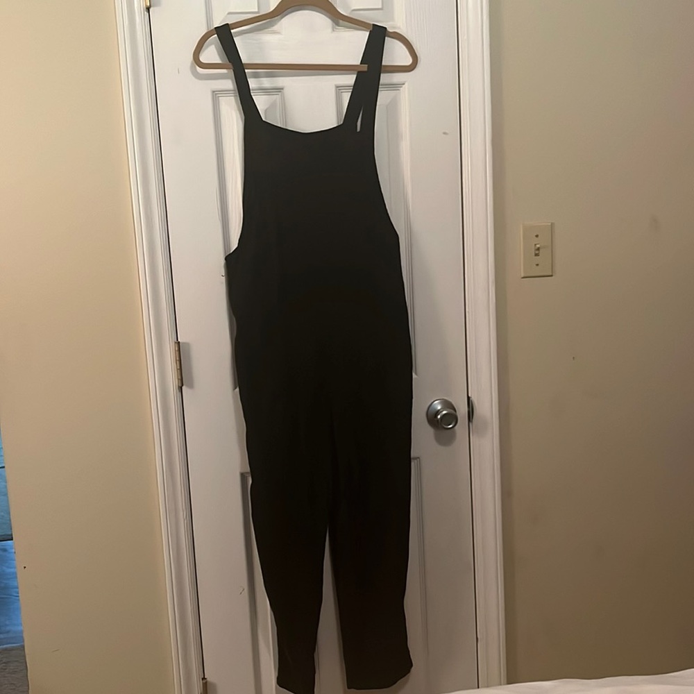 Jumpsuit with front and back pockets.